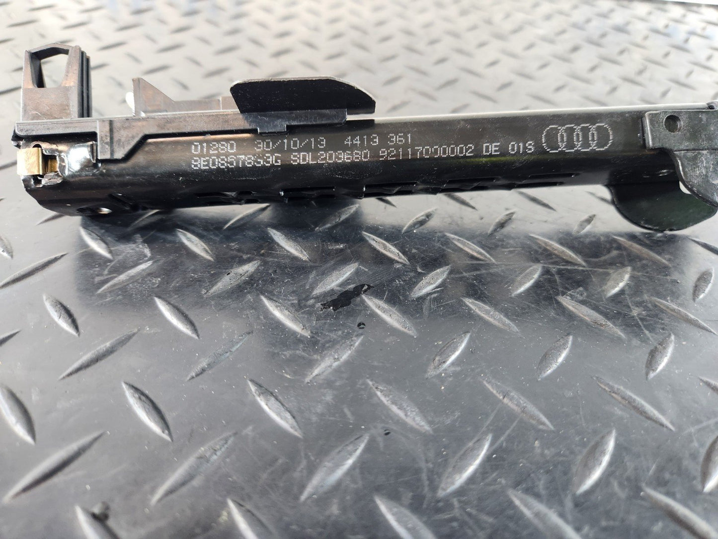 10-15 AUDI Q7 4L GENUINE FRONT RIGHT O/S SEAT BELT HEIGHT ADJUSTOR 9DL203680