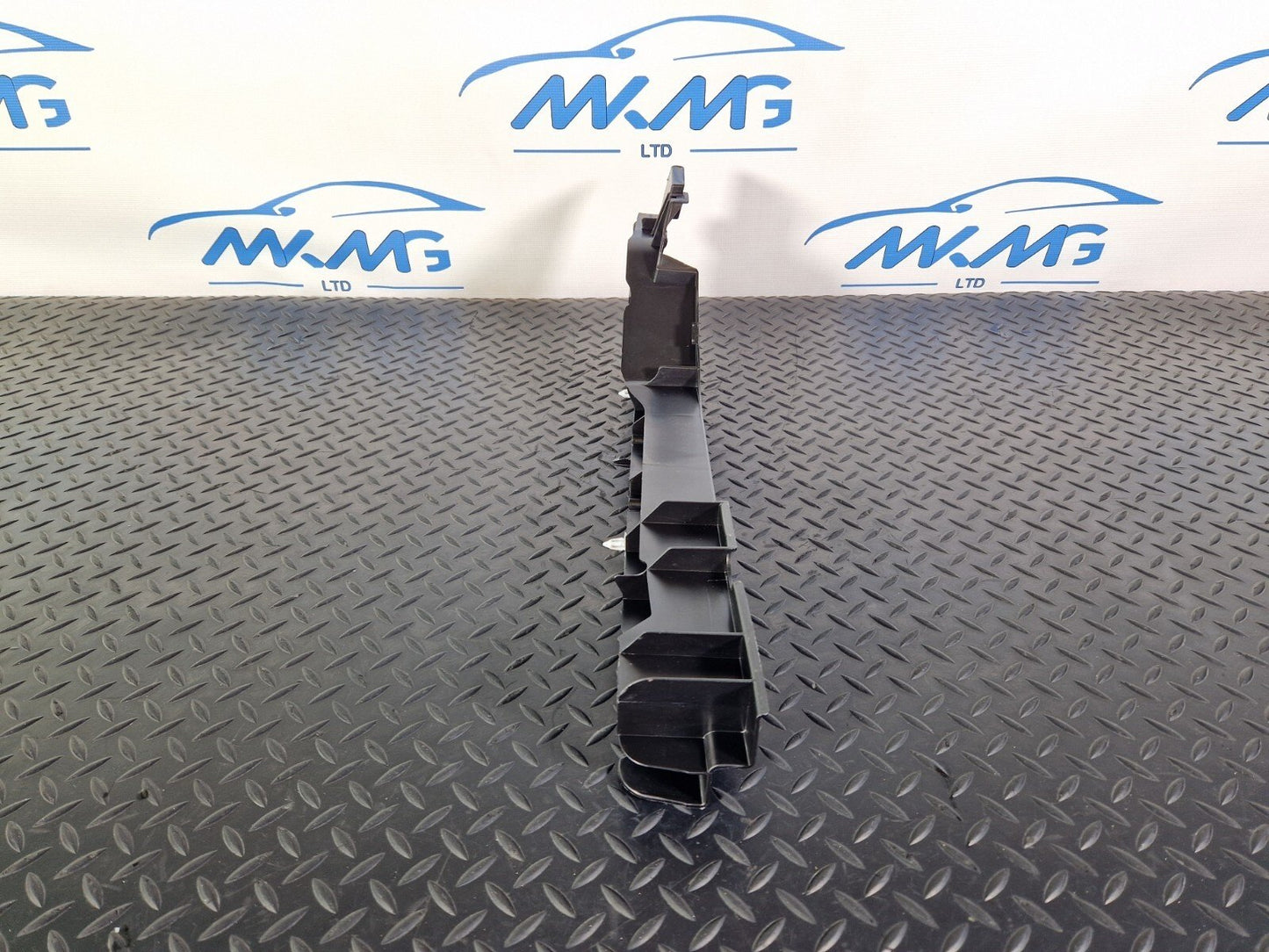 14-19 MERCEDES BENZ GLA X156 OEM RIGHT QUARTER PANEL TRIM BRACKET A1568901200