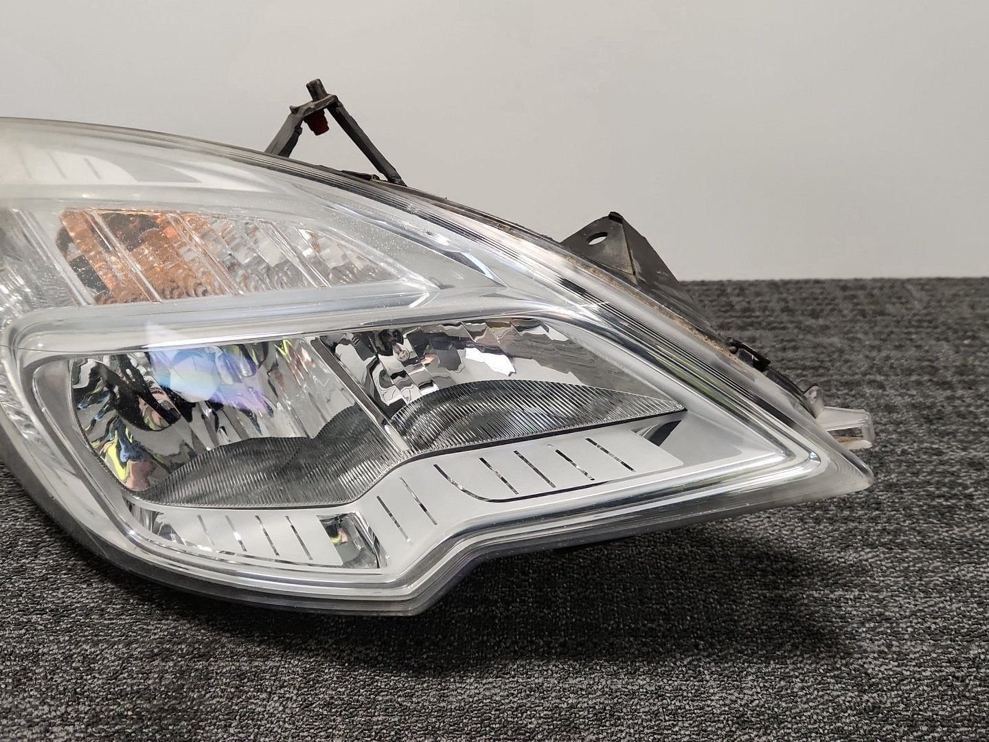 Vauxhall Meriva MK2 (B) (4470) MPV Genuine Front Right O/S Headlight 13253632
