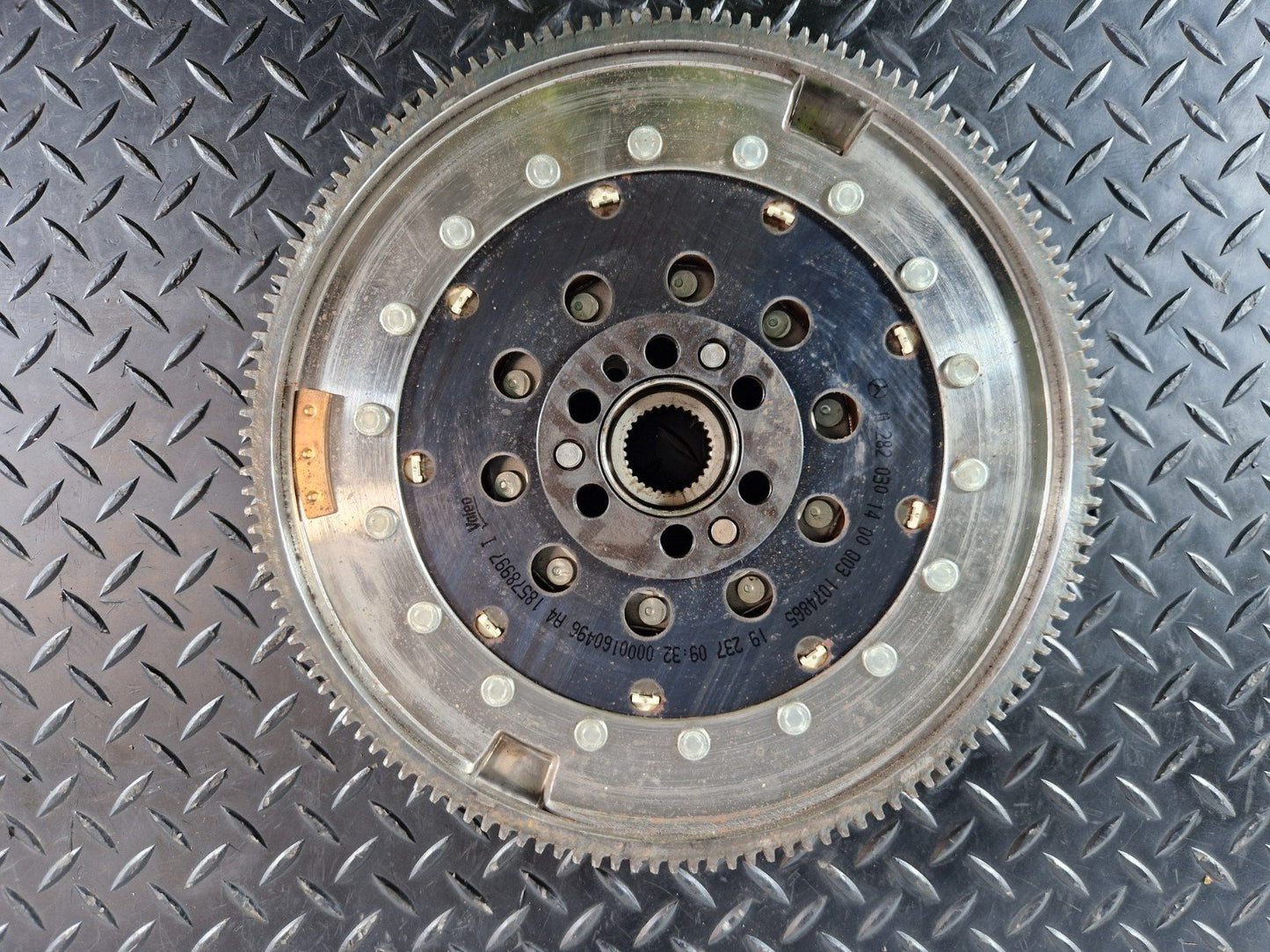 19-ON MERCEDES BENZ B CLASS W247 GENUINE FLYWHEEL A2820301400