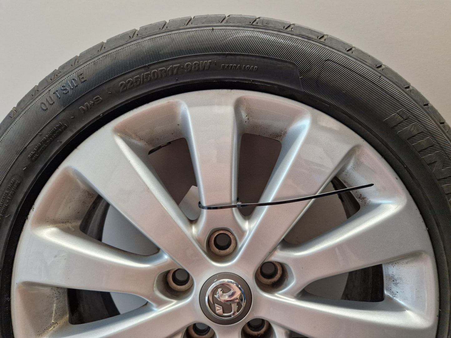 Vauxhall Zafira MK3 (C) (A3470) 17" Alloy Wheel with Tyre 225/50/17 ~6mm