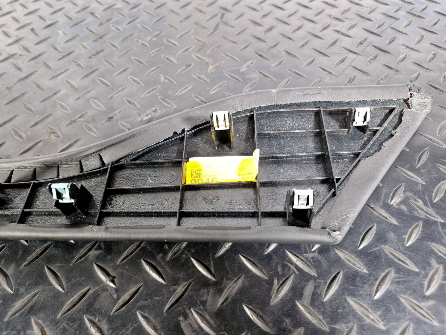 2019-ON LAND ROVER DISCOVERY L550 O/S CENTRE CONSOLE LEATHER TRIM LK72-044E05-B