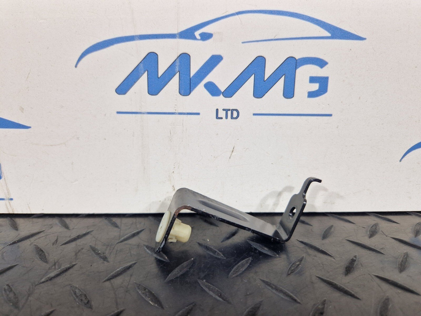 20-24 BMW 1 SERIES F40 GENUINE UNDERBODY PANELLING HOLDER BRACKET 7400890