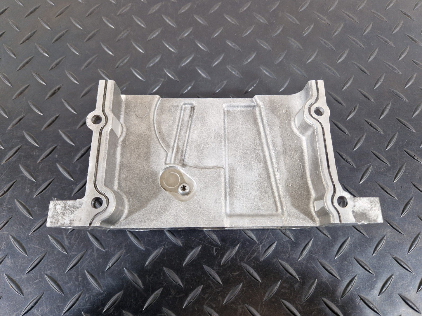 15-18 AUDI A7 4G GENUINE V6 3.0TDI CRT CYLINDER HEAD END PLATE 059109122T