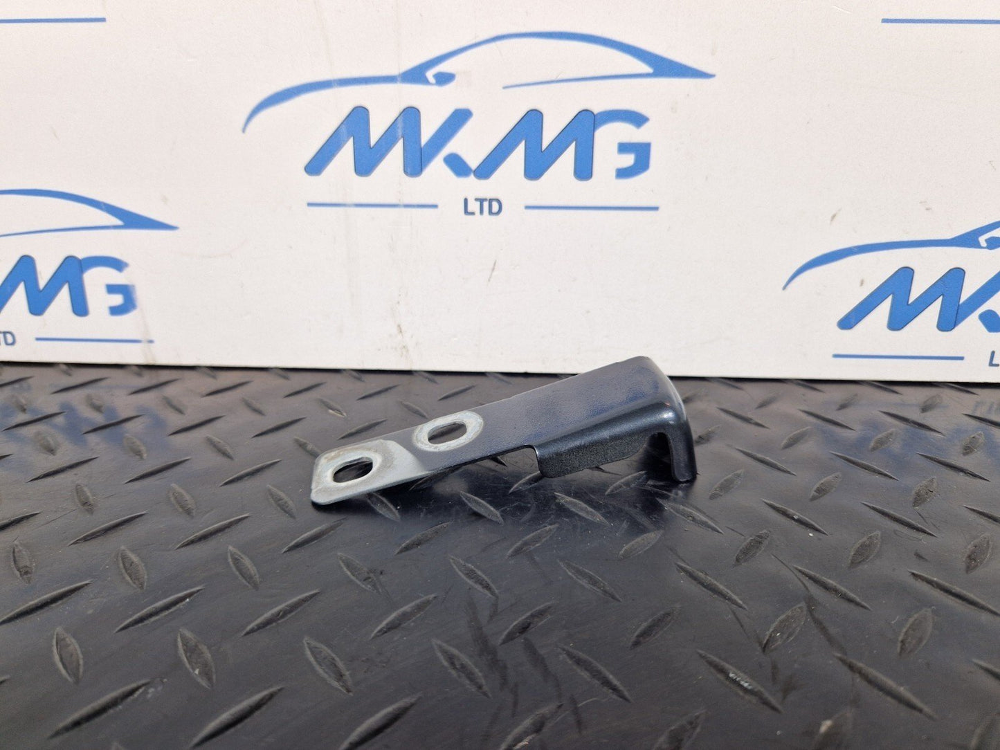 16-19 AUDI A4 AVANT B9 S-LINE FRONT DRIVER SIDE WING BRACKET 8W0821434B