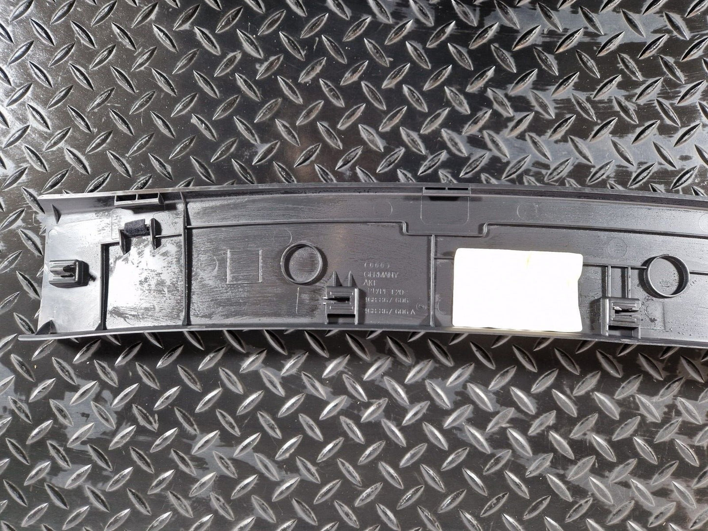 10-18 AUDI A7 4G S-LINE GENUINE CENTRE UPPER TAILGATE TRIM 4G8867606