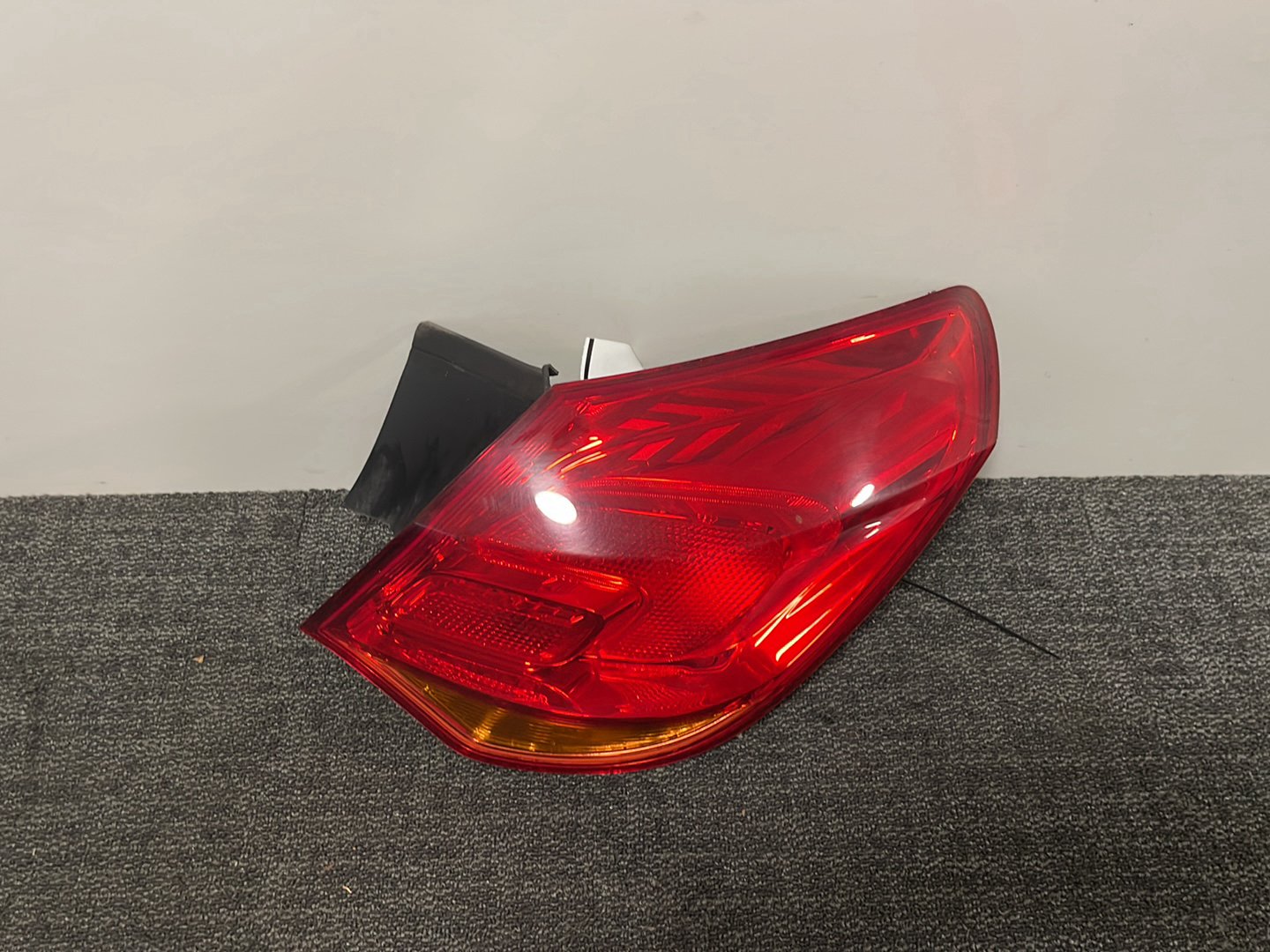 Vauxhall Astra MK6 (J) (A3400) Genuine Rear Right O/S Outer Tail Light 1090098