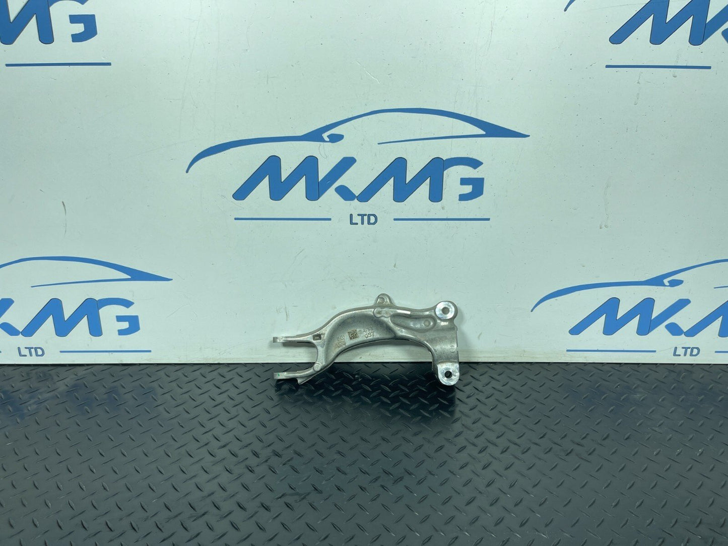 16-19 AUDI A4 B9 FRONT LEFT SIDE SUSPENSION STRUT BRACKET 8W0413037