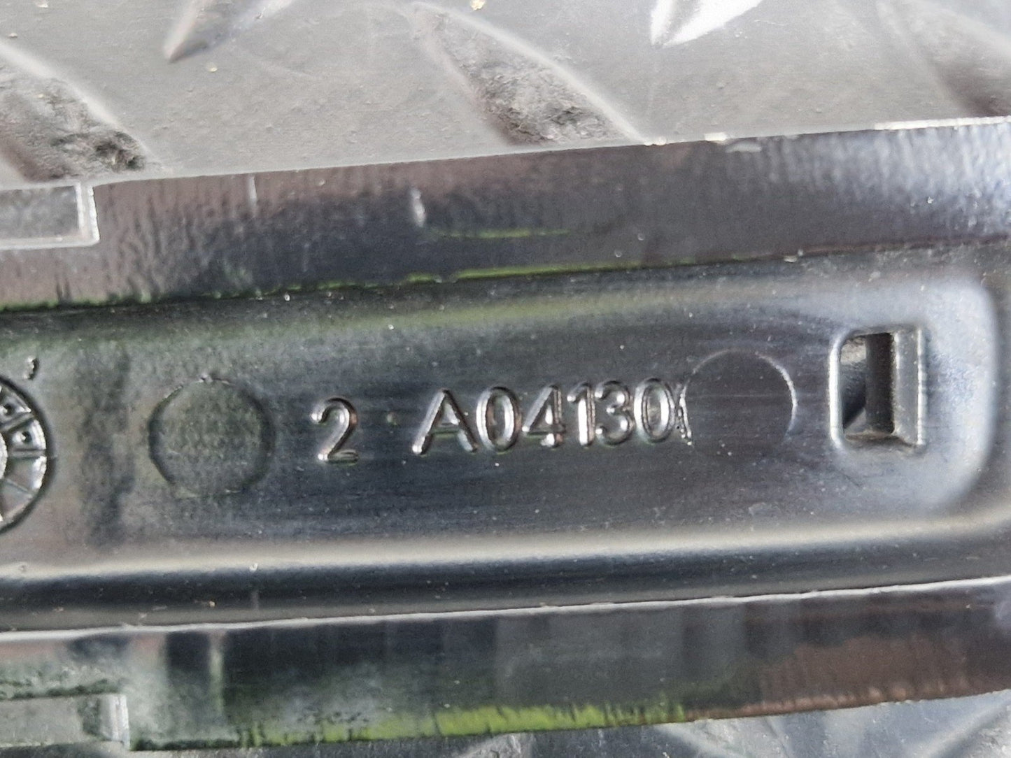 11-19 MERCEDES BENZ ML W166 GENUINE FRONT RIGHT WIPER ARM A1668201040