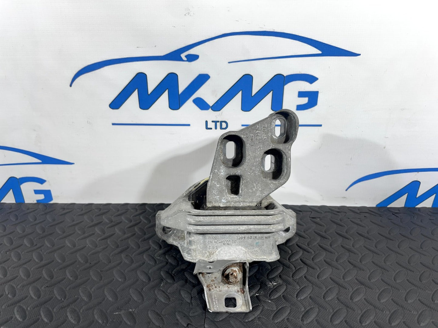 13-19 MERCEDES BENZ CLA C117 GENUINE 2.1 CDI ENGINE MOUNT BRACKET AC46000DF
