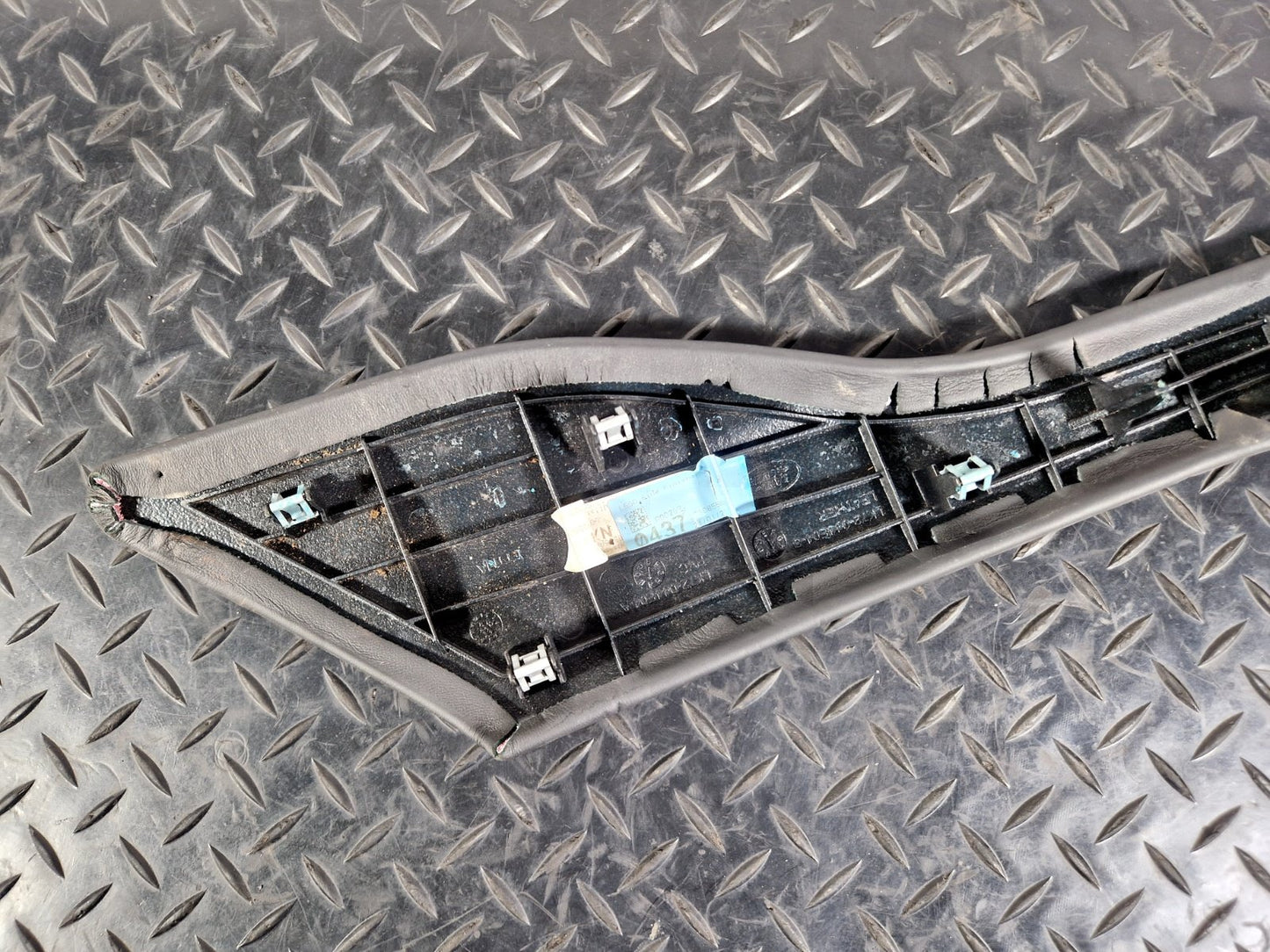2019-ON  LAND ROVER DISCOVERY L550 LEFT N/S CENTRE CONSOLE TRIM LK72-044E04-B