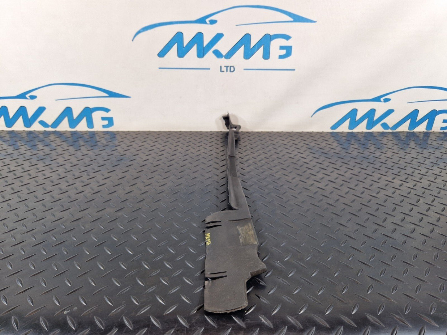 10-15 AUDI Q7 4L  FRONT RIGHT SIDE RADIATOR AIR GUIDE SEAL 7L0121332