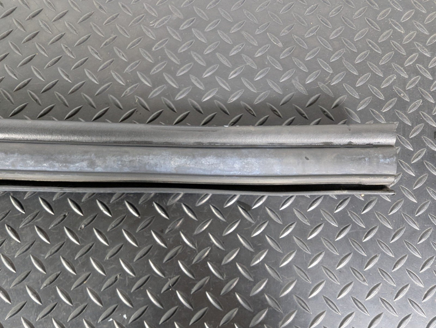 11-19 MERCEDES BENZ ML W166 OEM ENGINE RUBBER SEAL A1668870098