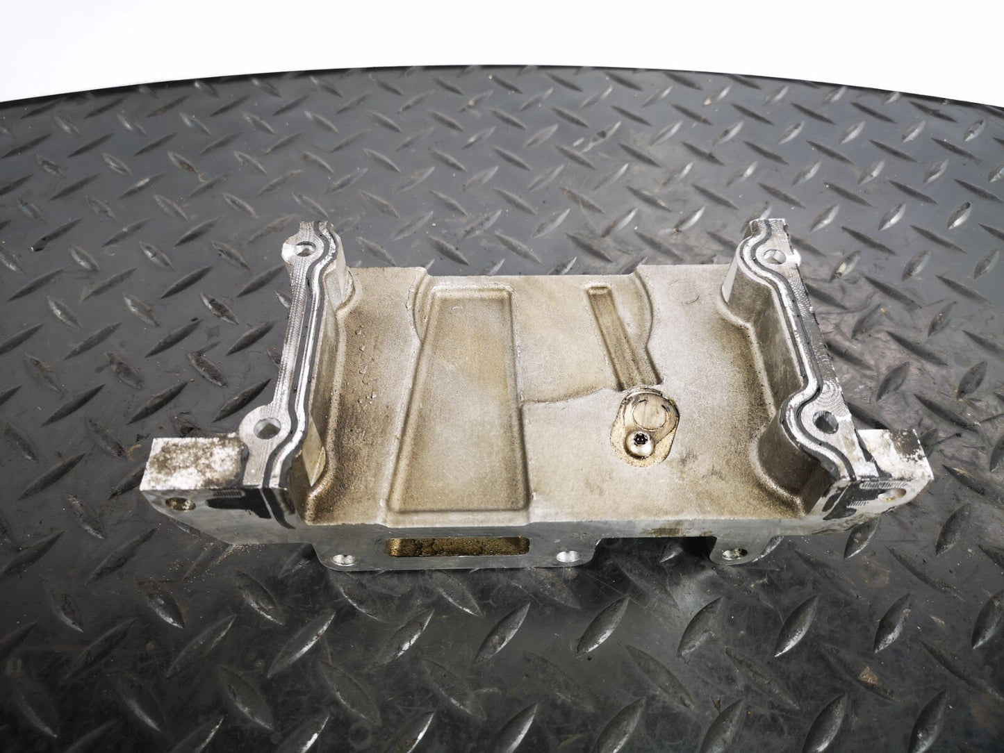 16-19 AUDI A4 B9 GENUINE V6 3.0TDI CSW CYLINDER HEAD END PLATE 059109122AA