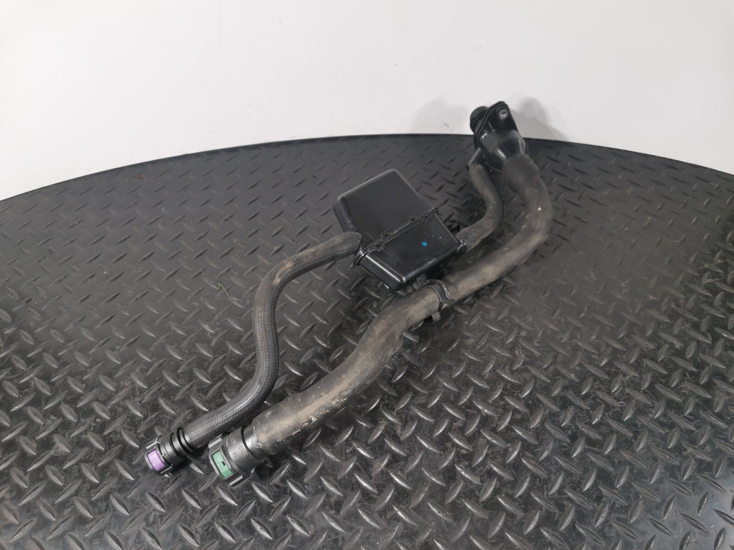 16-19 AUDI A4 B9 ESTATE GENUINE V6 3.0TDI ADBLUE TANK FILLING HOSES 8W0131963A