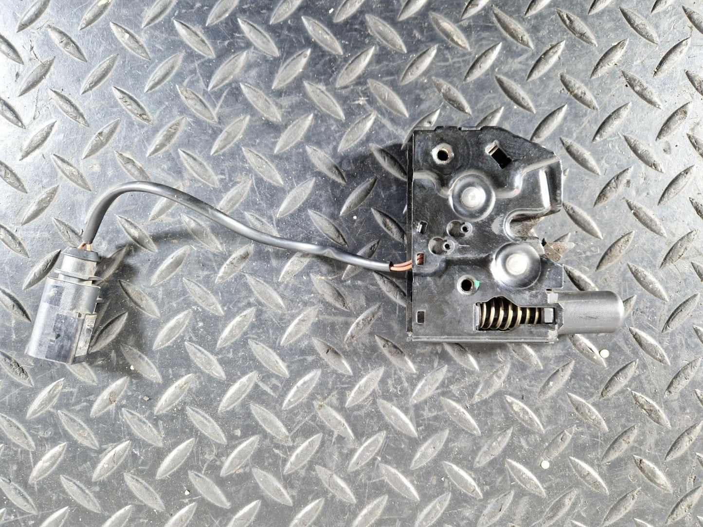 12-18 AUDI A6 C7 CGLC/CGL GENUINE FRONT BONNET LOCK MECHANISM 4G0823509D