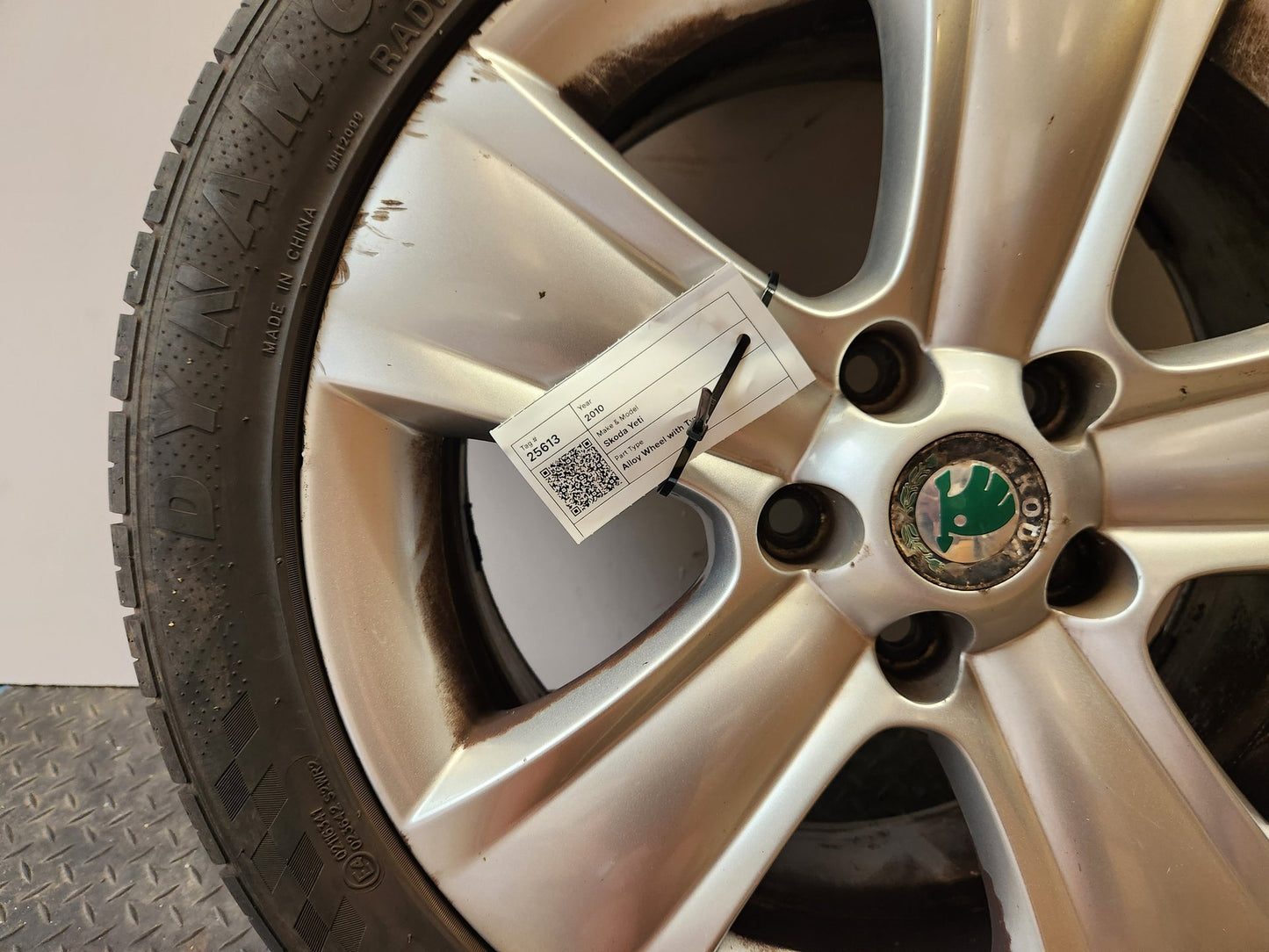 Skoda Yeti MK1 5L 17" Alloy Wheel with Tyre 225/45/17 ~5mm