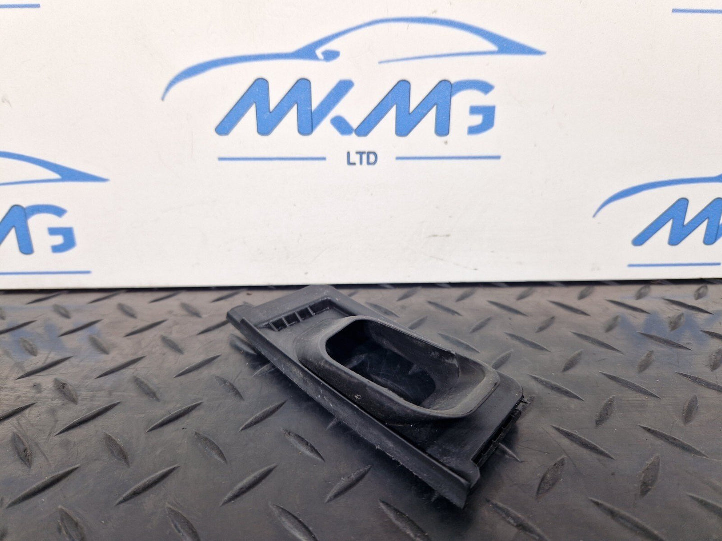 16-19 AUDI A4 B9 GENUINE FRONT RIGHT REINFORCEMENT BEAM SEAL 8W0819142A