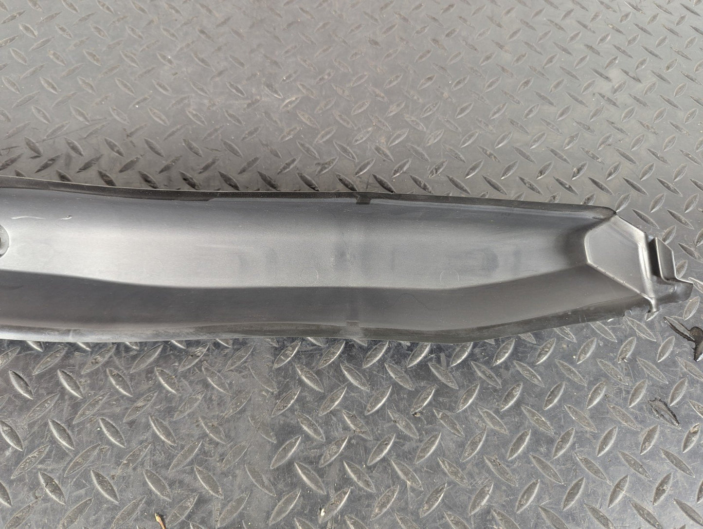 13-19 MERCEDES BENZ CLA C117 FRONT GUARD FENDER PILLAR TRIM LHS A1178890125