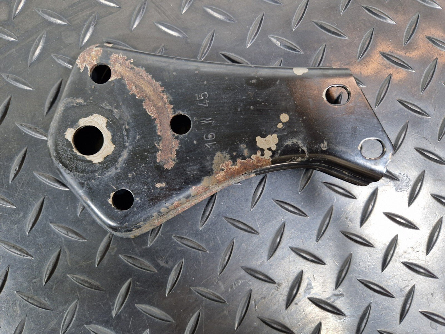 14-21 MERCEDES BENZ C220 W205 REAR SUBFRAME RIGHT SIDE STOP PLATE A2053520800