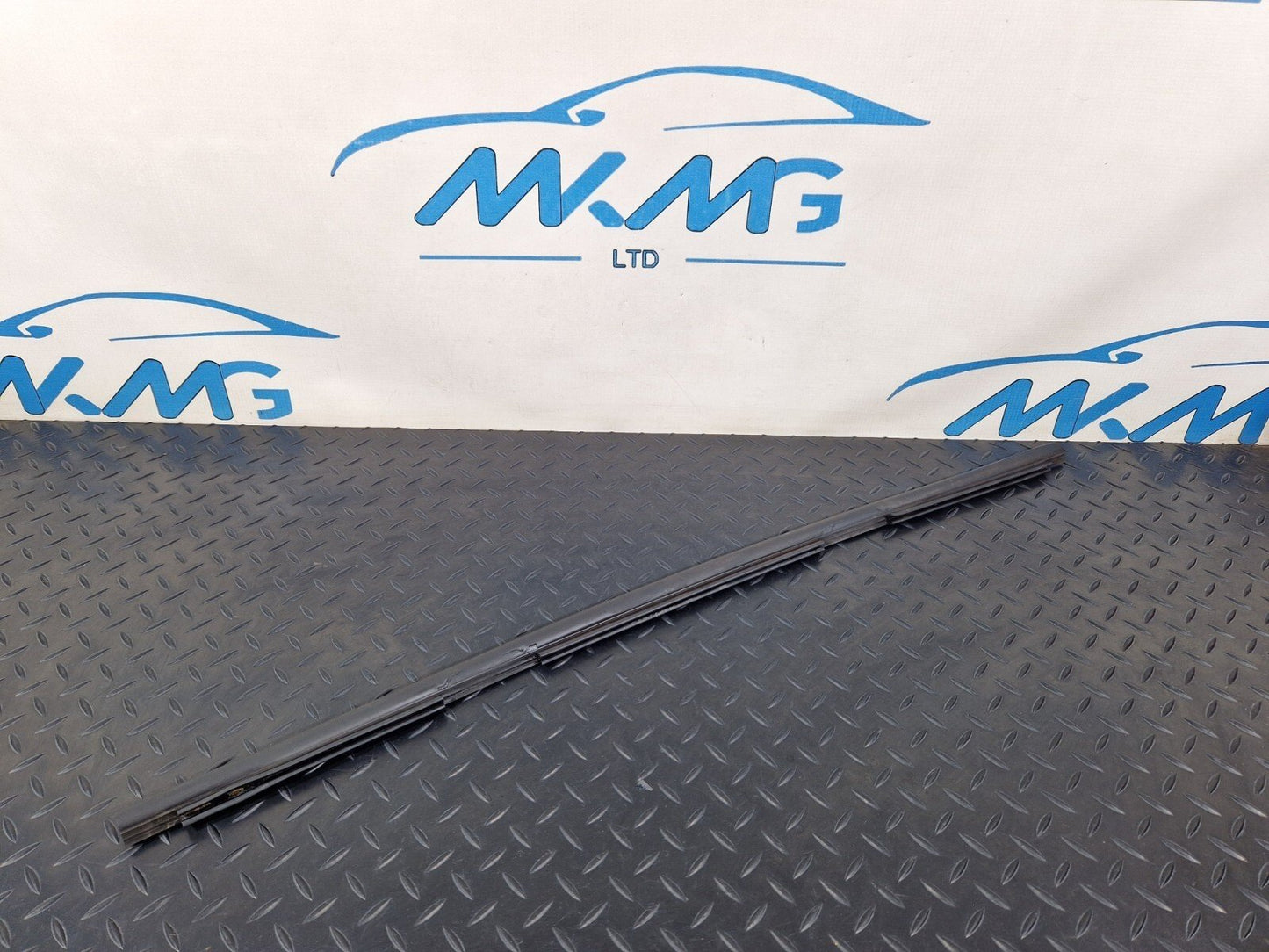 16-19 AUDI A4 B9 OEM FRONT RADIATOR LOVER CENTER RUBBER SEALING STRIP 8K0121331A
