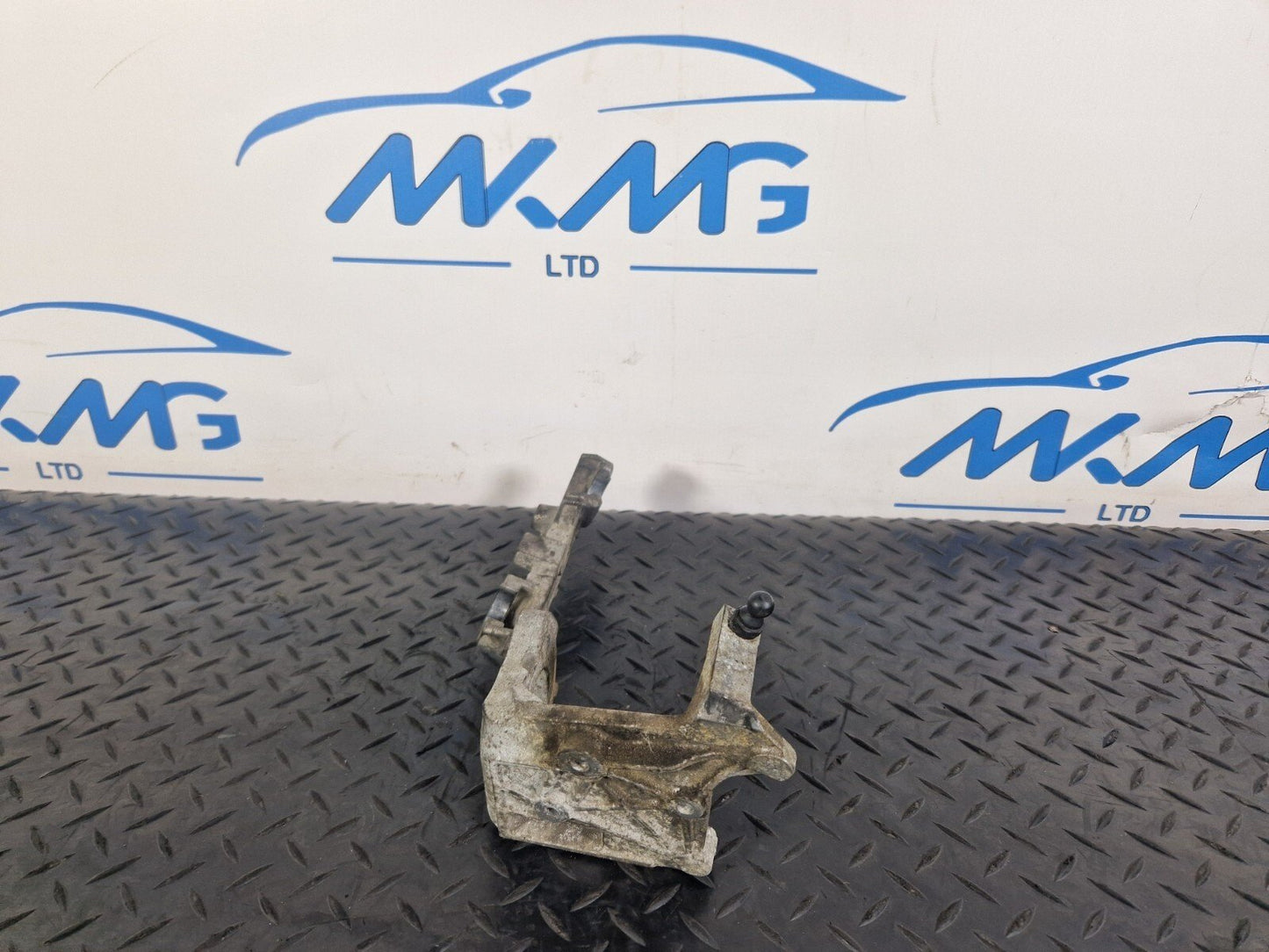 14-21 MERCEDES BENZ C300h W205 AIR FILTER BOX MOUNT A6510940427