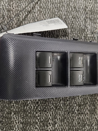 Honda Insight MK2 (ZE2) Hatchback Front Right Window Switch Trim C8H-HY4-E1