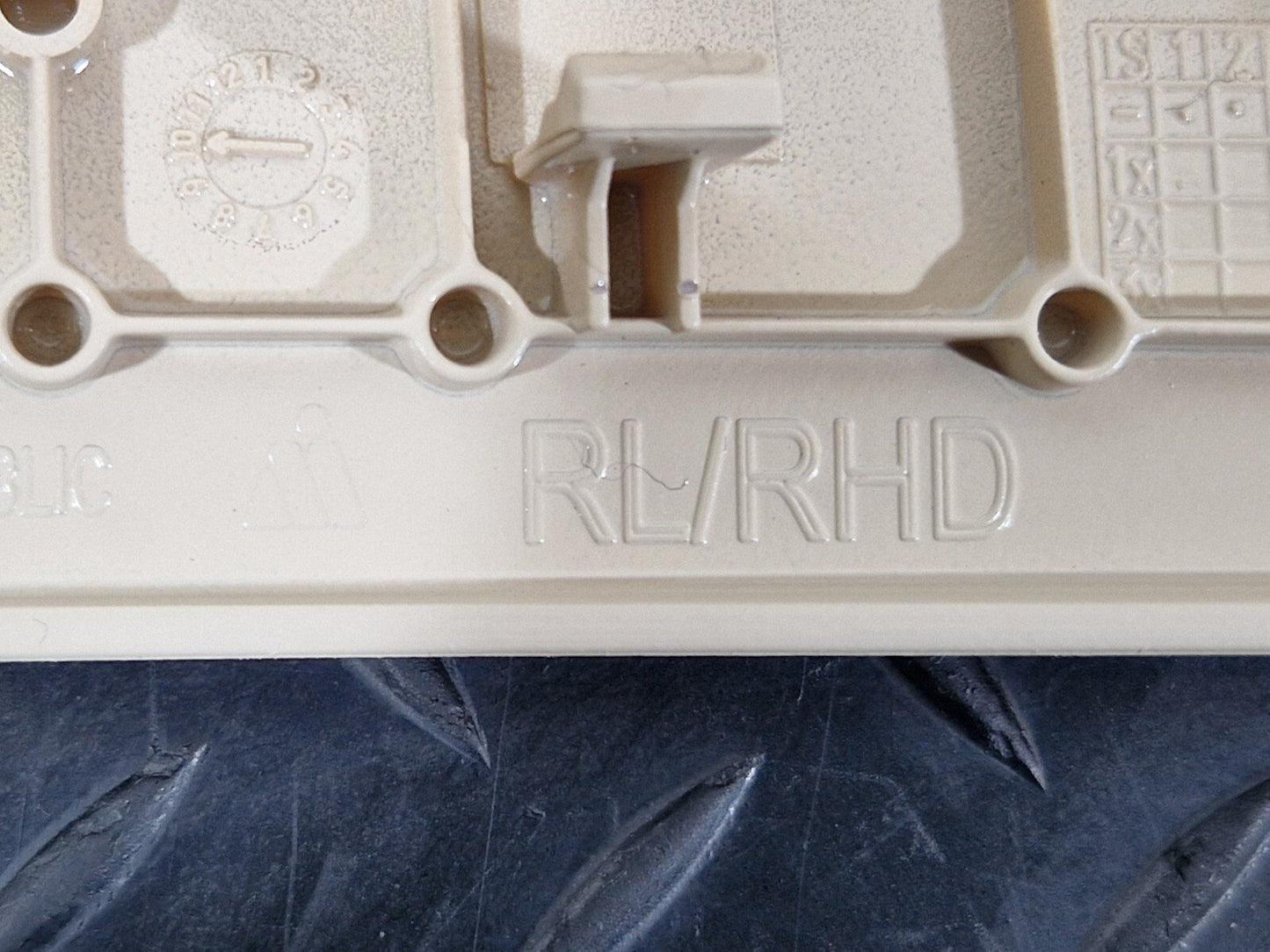 16-24 AUDI A5 F5 COUPE GENUINE CENTRE CONSOLE RIGHT SIDE COVER BEIGE 8W2863306