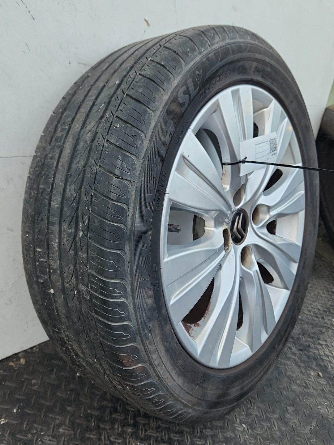 Citroen C3 Picasso MK1 16" Alloy Wheel with Tyre 195/55/16 ~4mm