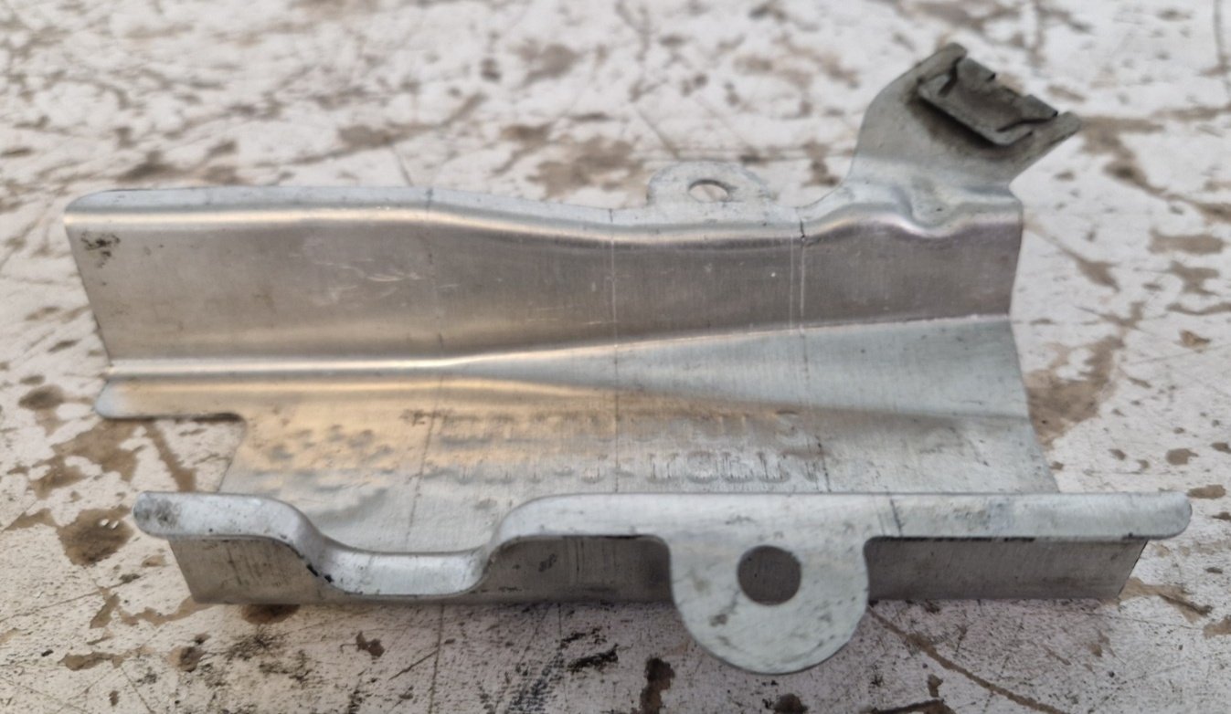 17-ON LAND ROVER DISCOVERY L462 HEAT SHIELD JPLA141413AA