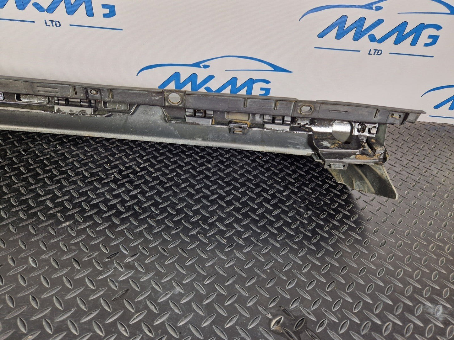 18-ON MERCEDES BENZ SPRINTER W907 W910 REAR BUMPER MIDDLE BRACKET A9108856500