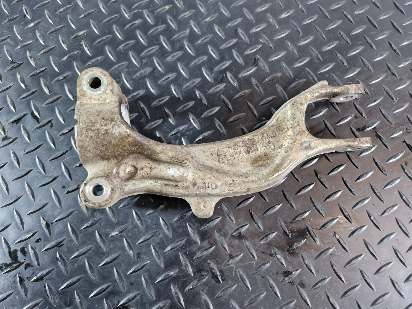 16-19 AUDI A4 B9 GENUINE FRONT LEFT SIDE SUSPENSION STRUT BRACKET 8W0413037