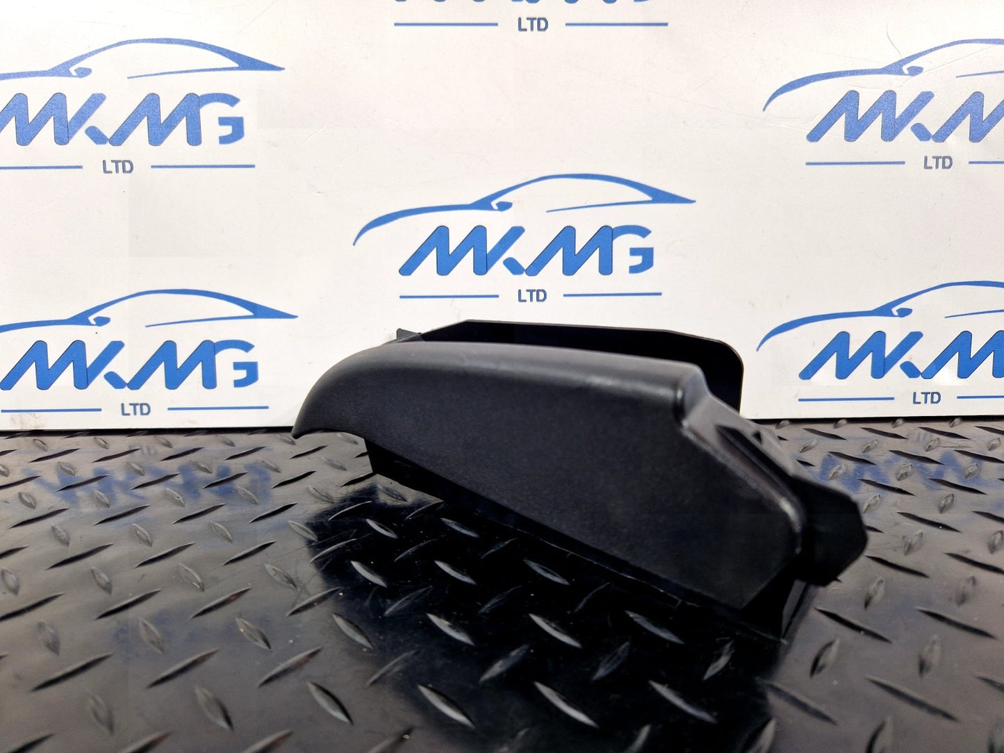 16-19 AUDI A4 B9 GENUINE REAR RIGHT SEAT BELT GUIDE 8W0857792