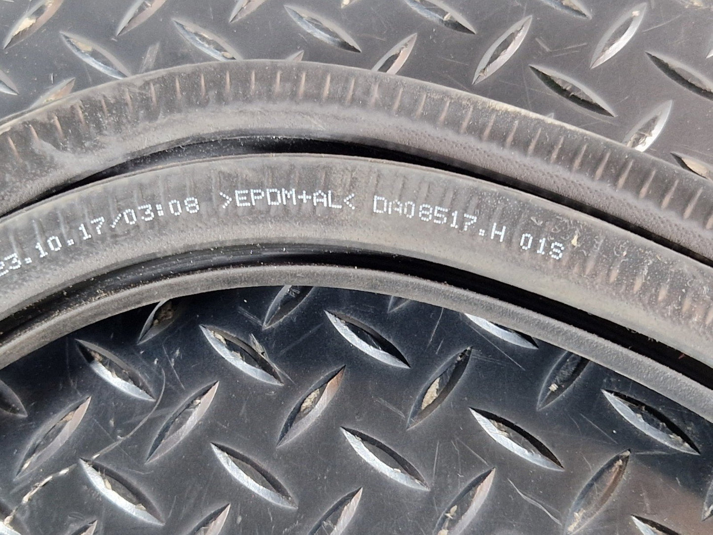 16-19 AUDI A4 B9 ESTATE REAR DOOR RUBBER SEAL FITS LEFT & RIGHT 8W9833721B