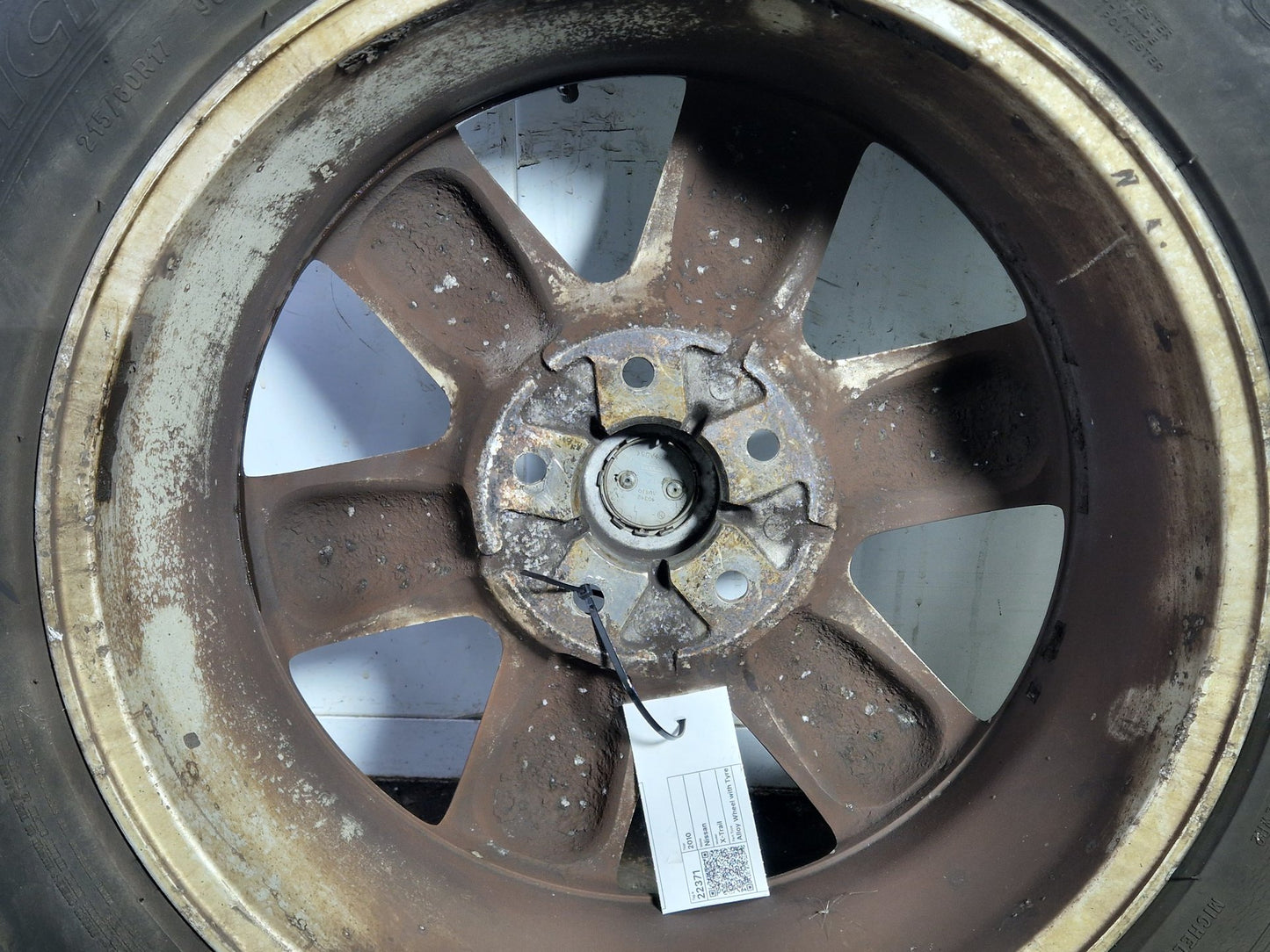 Nissan X-Trail MK2 (T31) 17" Alloy Wheel with Tyre 215/60/17 ~4mm