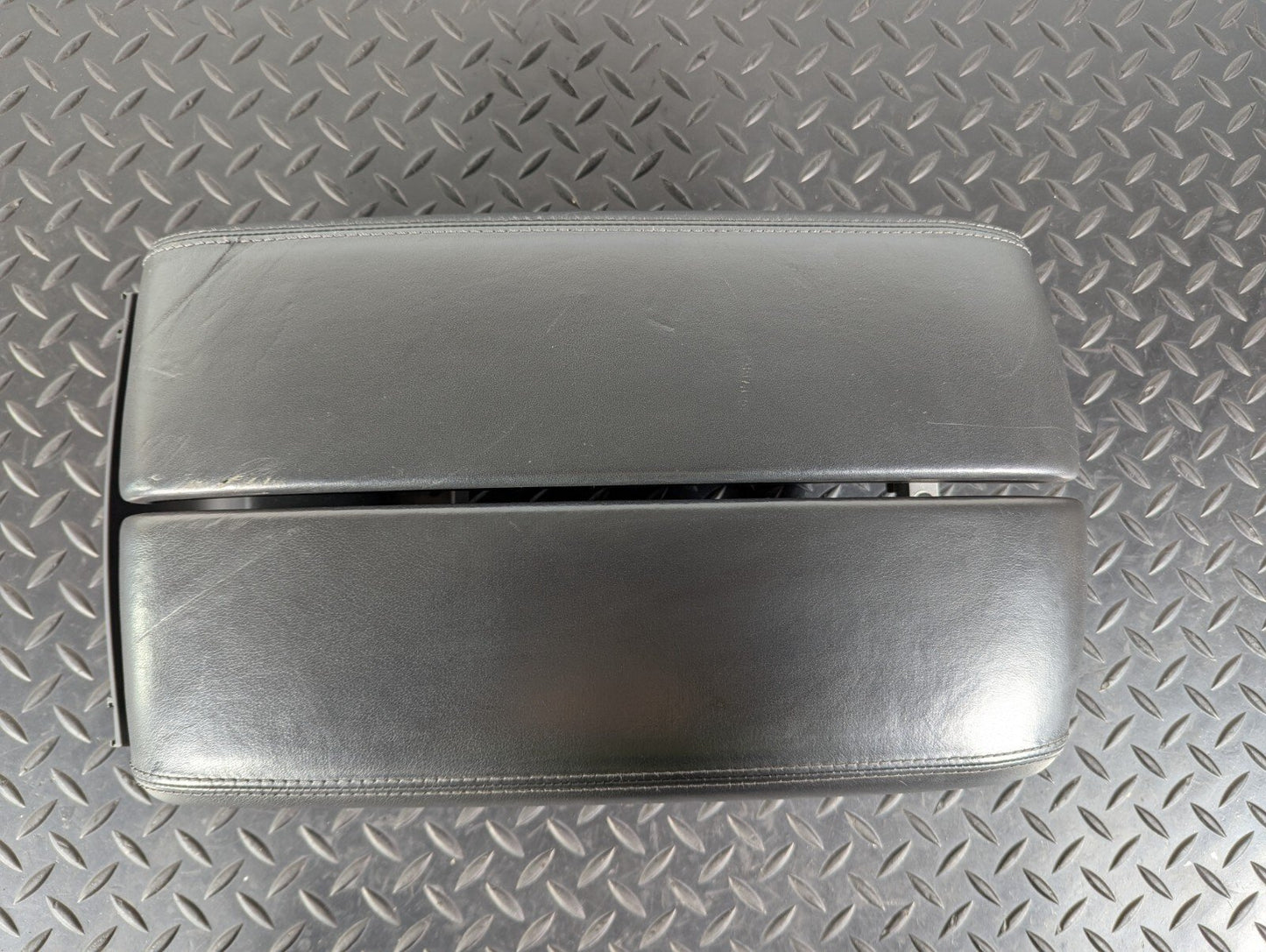 10-17 AUDI A8 4H LEATHER DOUBLE ARMREST IN BLACK 4H0864206C