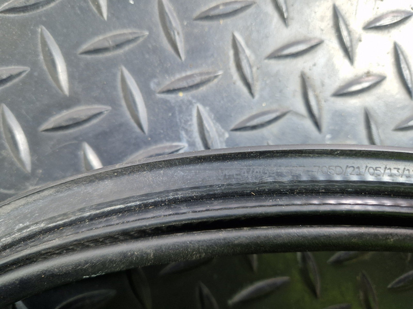 12-18 AUDI A6 C7 GENUINE TAILGATE RUBBER SEAL GENUINE PART 4G9827705D