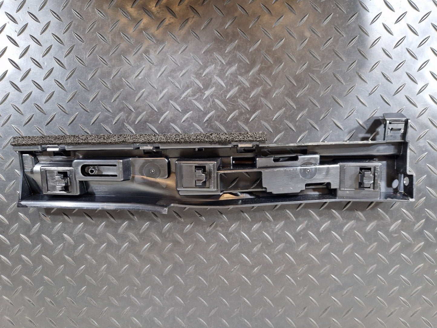 16-22 BMW X1 F48 GENUINE REAR RIGHT SIDE SIDESKIRT HOLDER 7332334