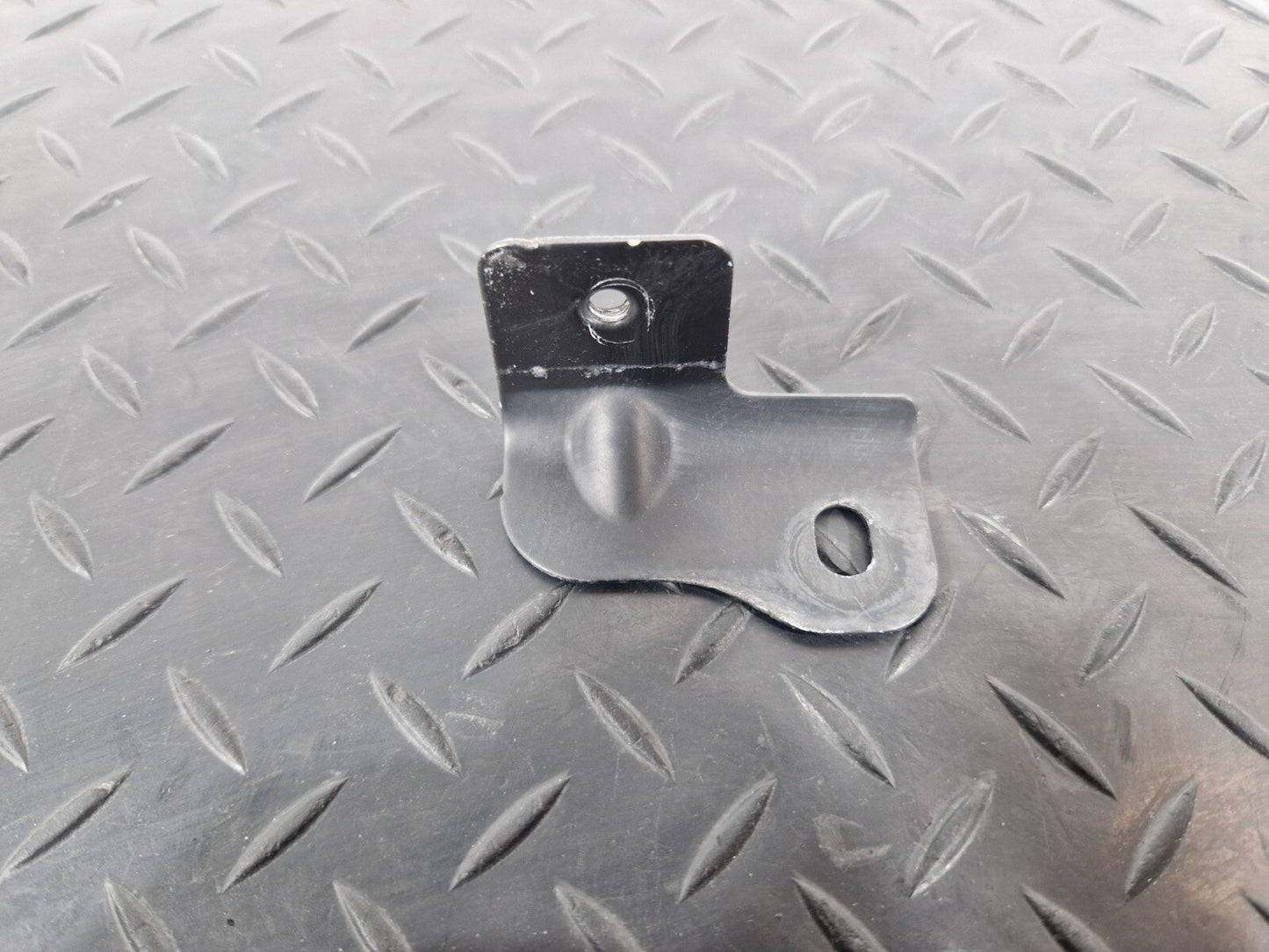 18-ON MERCEDES SPRINTER W907 W910 FRONT RIGHT WING HOLDER BRACKET A9108810800