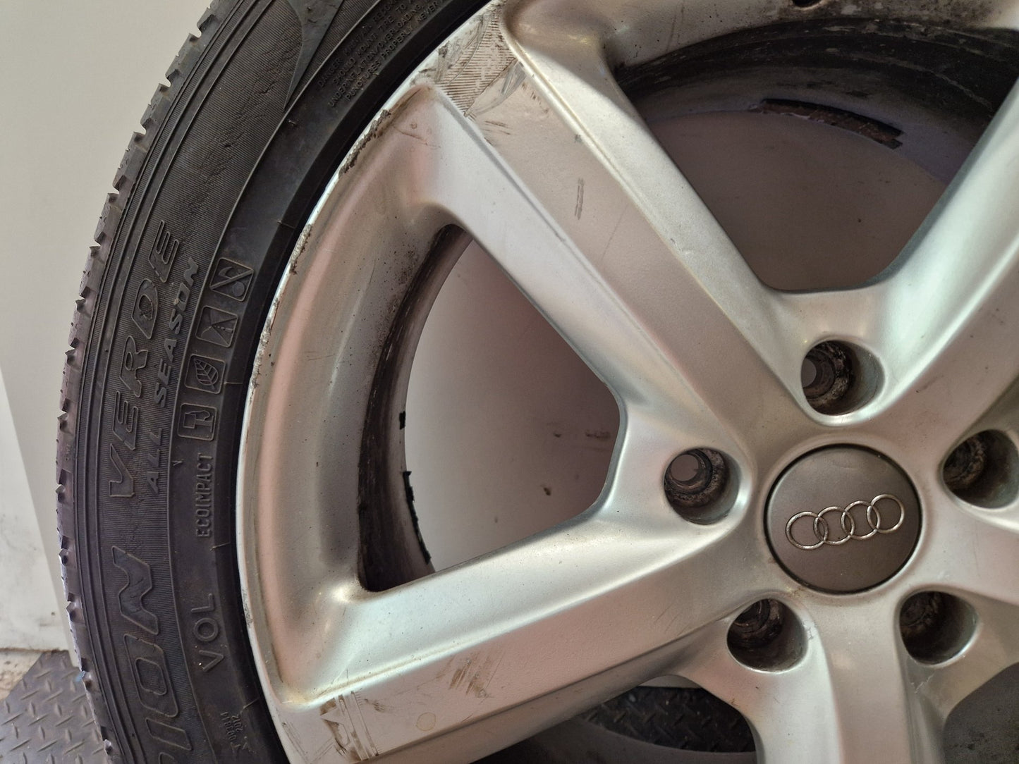 Audi Q7 4L 20" Alloy Wheel with Tyre 275/45/20 ~6mm 4L0601025