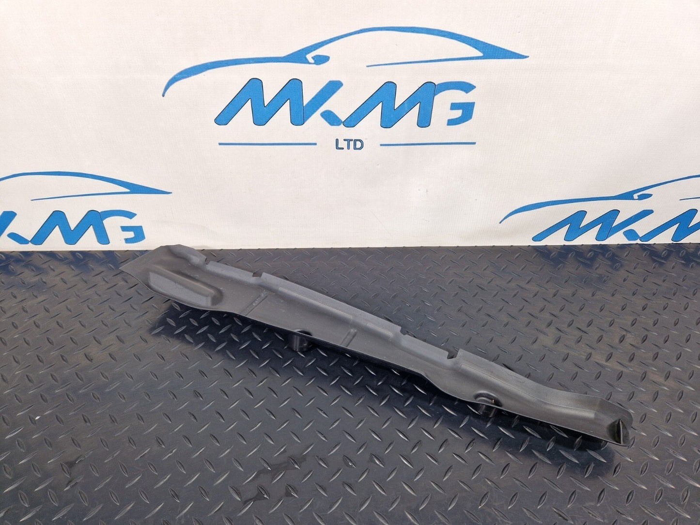 16-19 AUDI A4 B9 GENUINE FRONT RIGHT WING FILLER INSULATOR 8W0821112