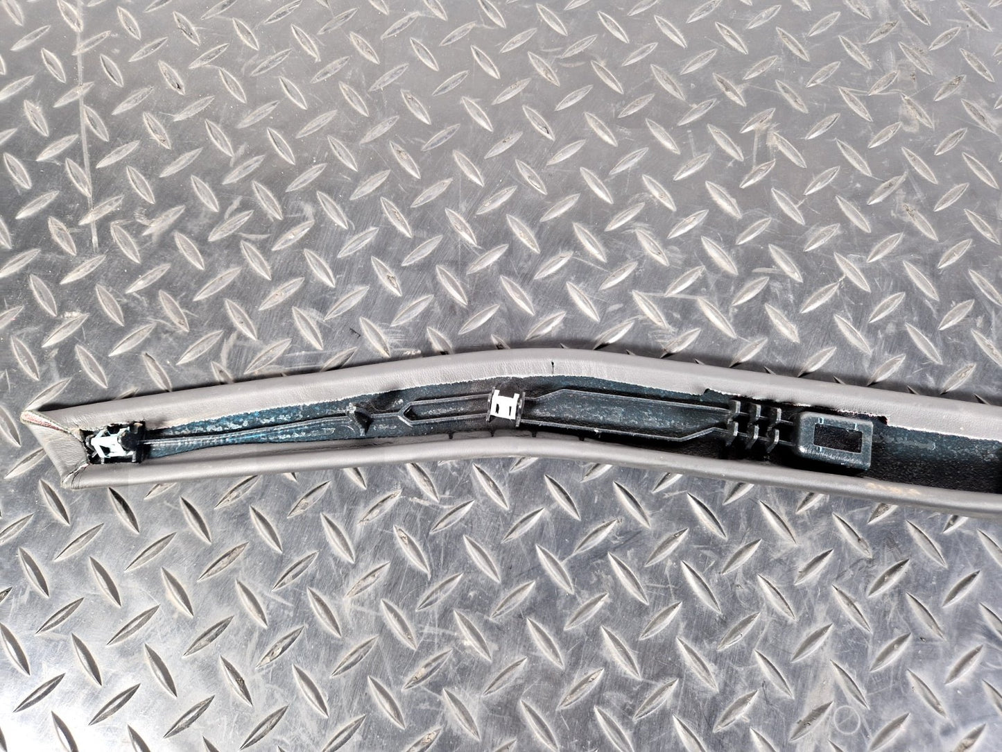 2019-ON LAND ROVER DISCOVERY L550 O/S CENTRE CONSOLE LEATHER TRIM LK72-044E05-B