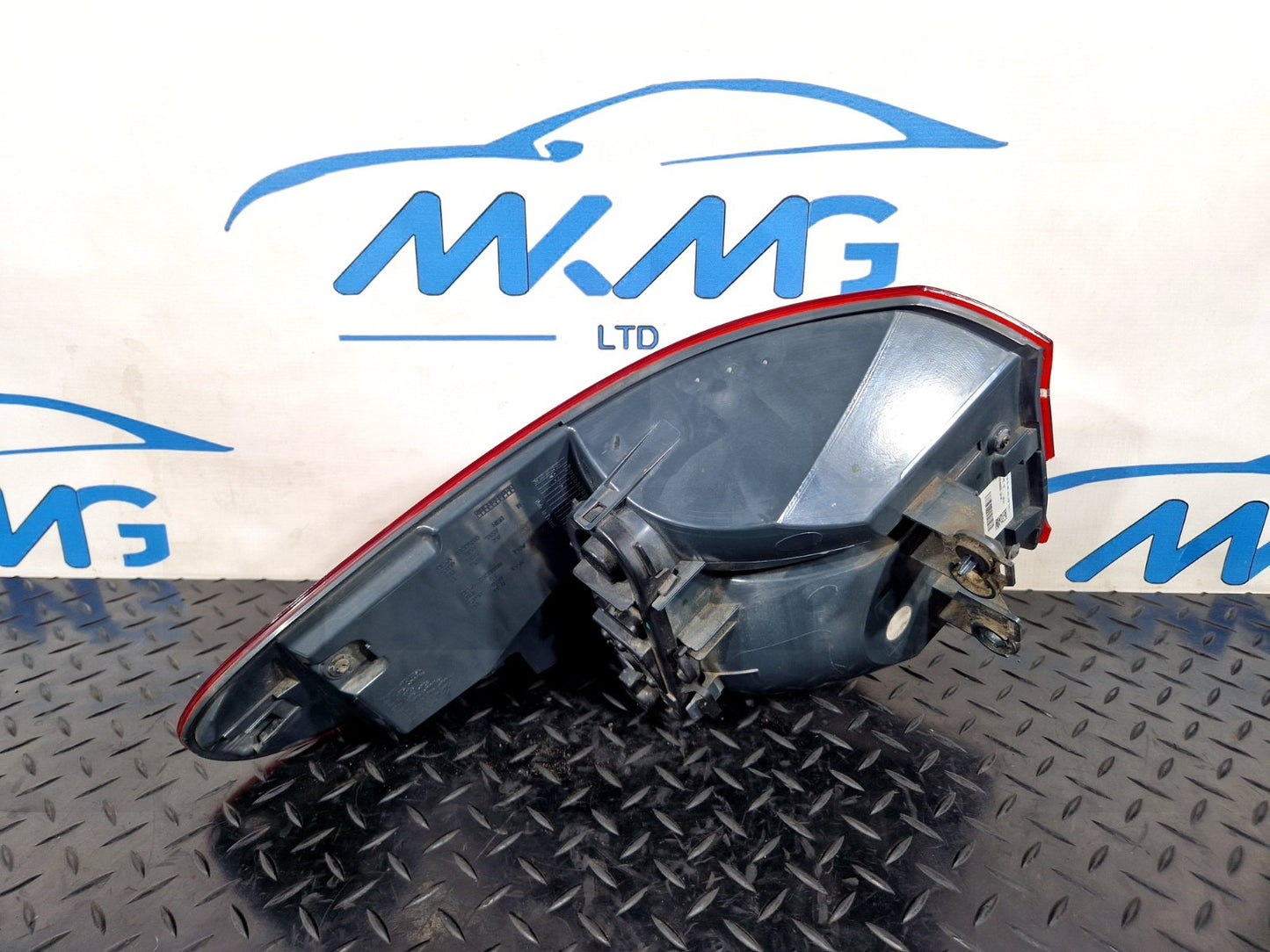 16-22 BMW X1 F48 REAR RIGHT O/S/R GENUINE OUTER TAIL LIGHT 7488542 (DAMAGED)
