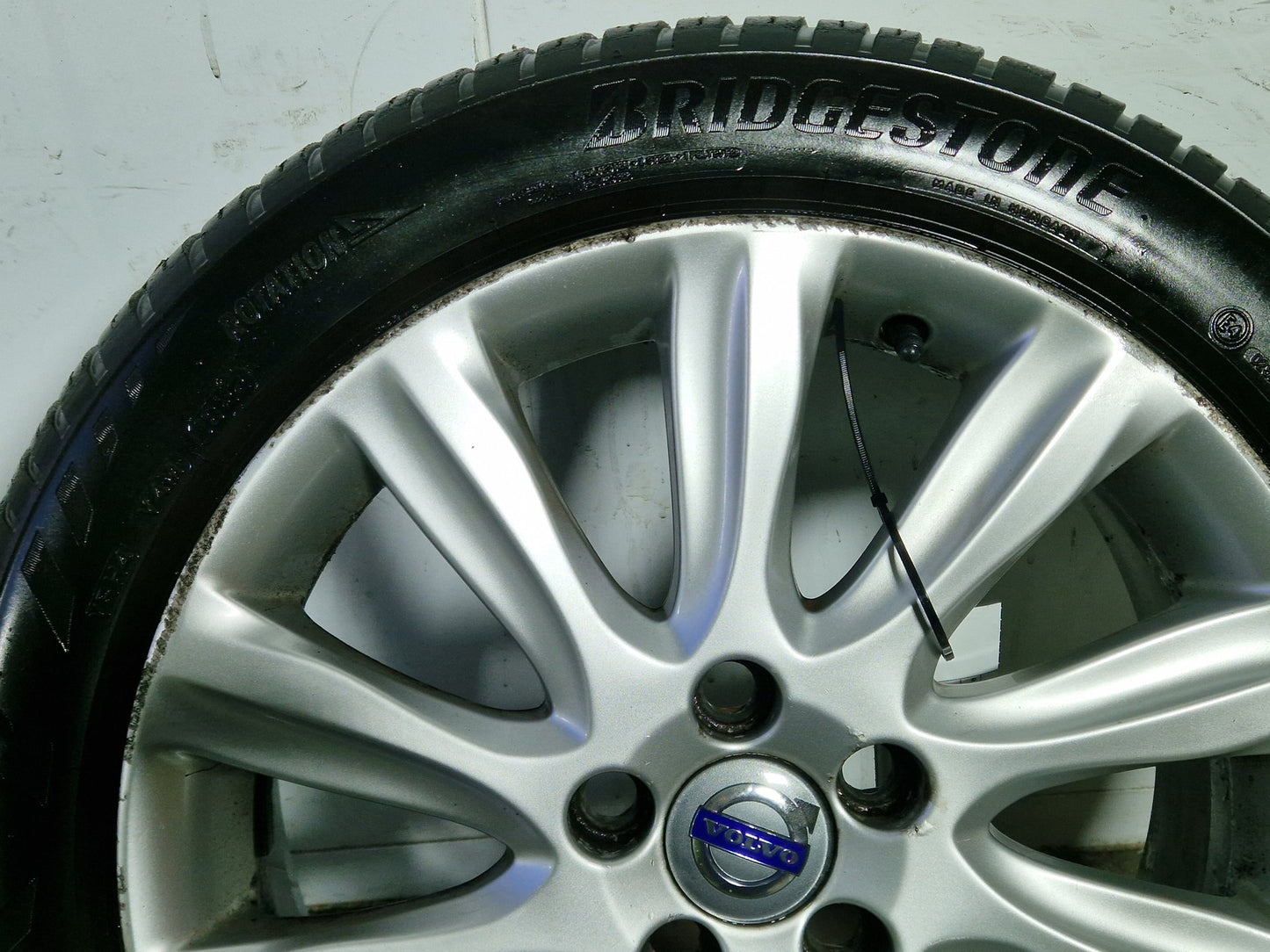 Volvo V40 MK3 (525) 17" Alloy Wheel with Tyre 205/50/17 ~3mm 31381857