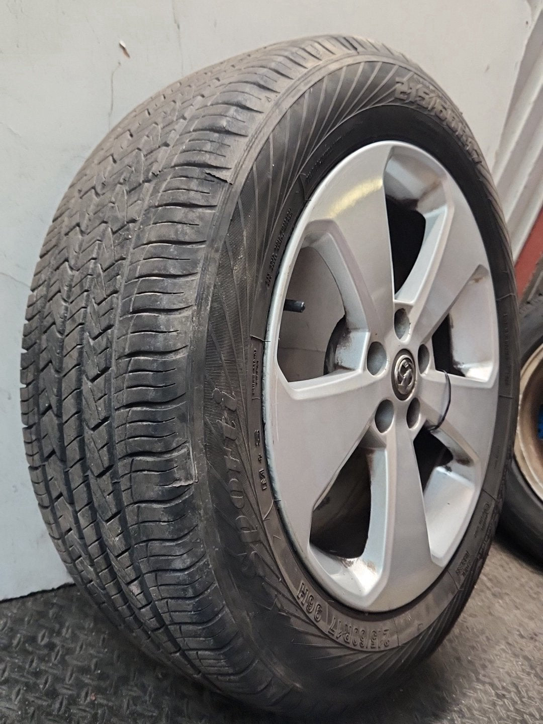 Vauxhall Mokka MK1 (G1U0) 17" Alloy Wheel with Tyre 215/60/17 ~5mm