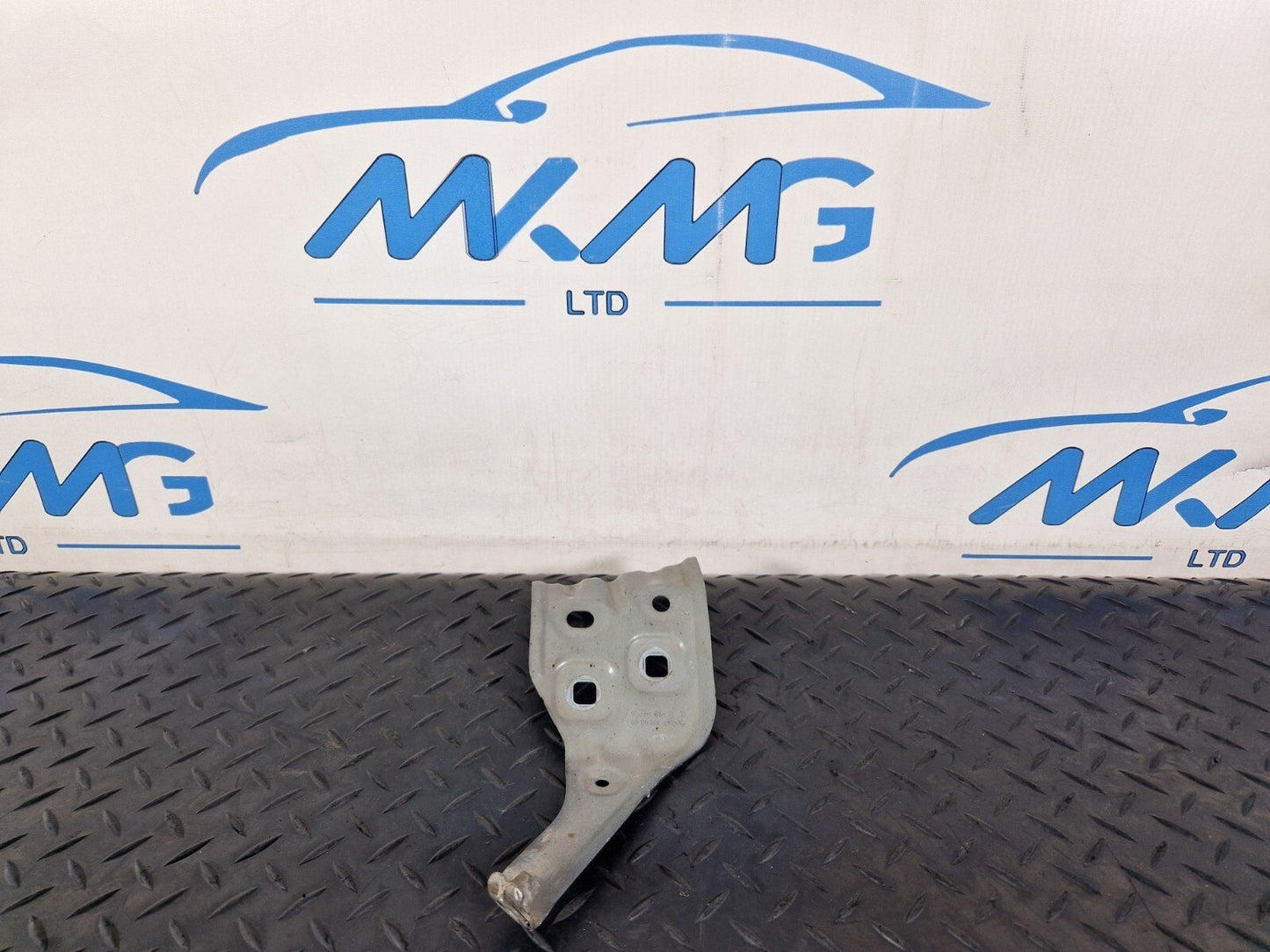 19-ON MERCEDES BENZ B CLASS W247 FRONT RIGHT SIDE WING BRACKET A2478810300