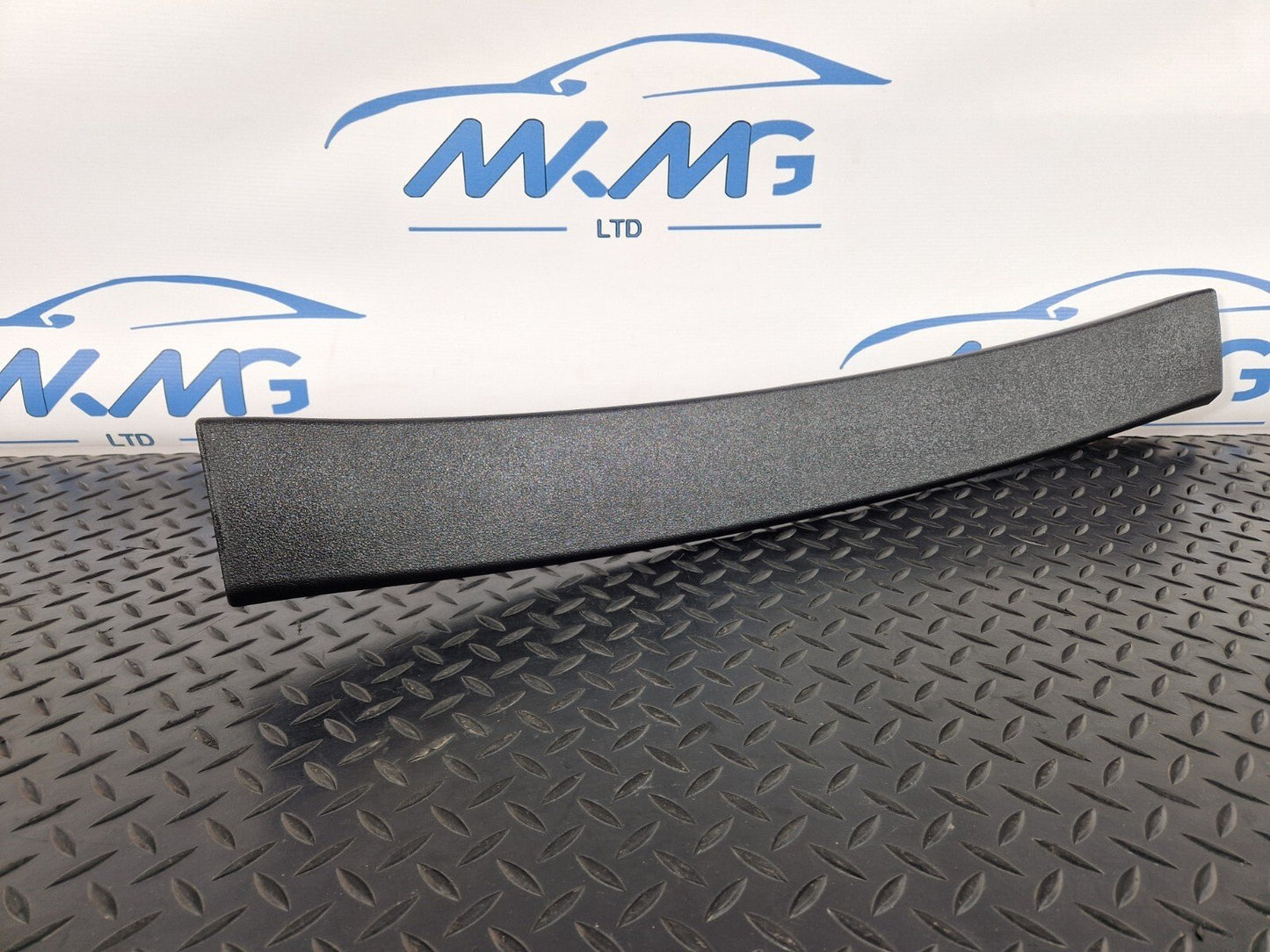 10-18 AUDI A7 4G S-LINE GENUINE CENTRE UPPER TAILGATE TRIM 4G8867606