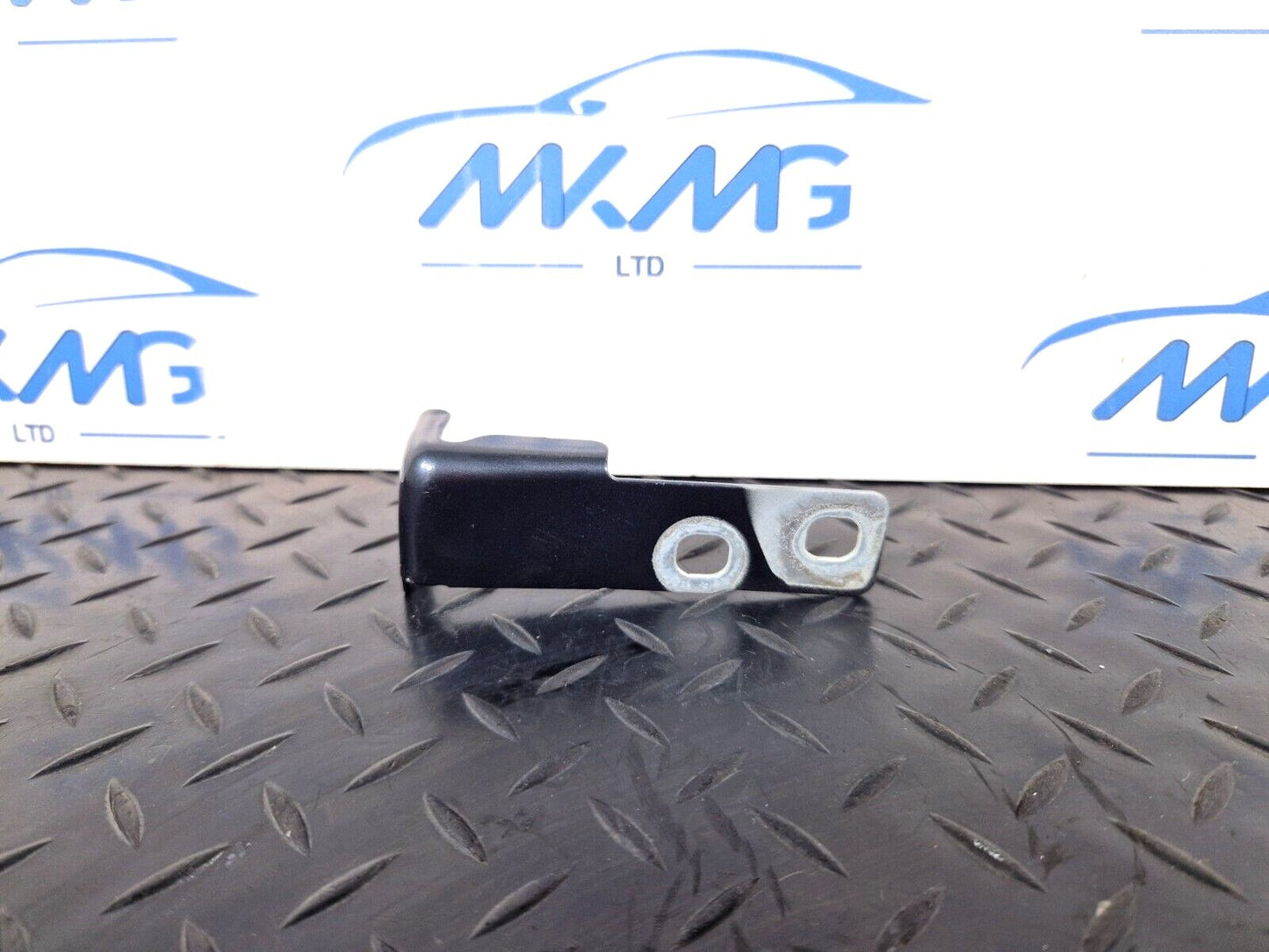 16-19 AUDI A4 AVANT B9 S-LINE FRONT DRIVER SIDE WING BRACKET 8W0821434B