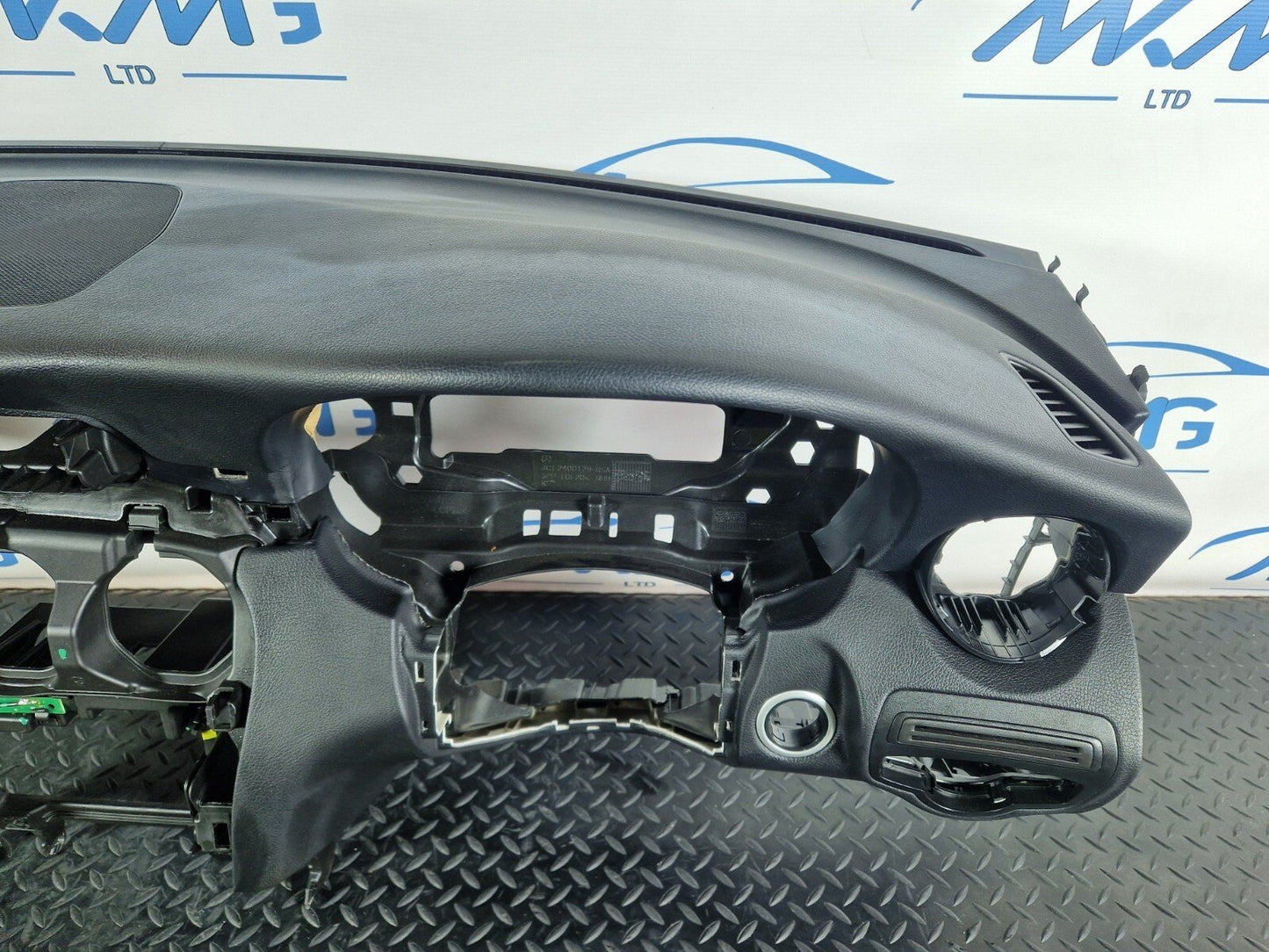 MERCEDES BENZ C200 W205 OEM DASHBOARD ASSEMBLY & AIR BAG A2056802887 A2058600500