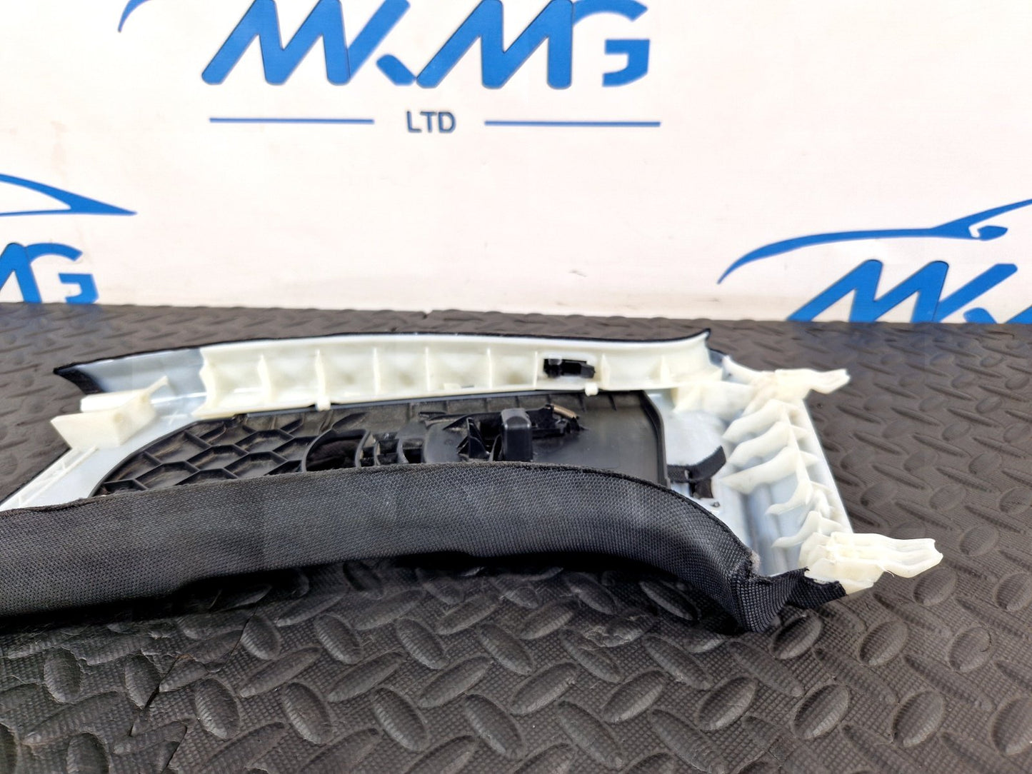 16-19 AUDI A4 B9 ESTATE GENUINE RIGHT DRIVER SIDE B-PILLAR TRIM COVER 8W0867244D